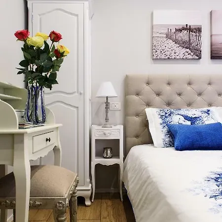 Lora Center كومو